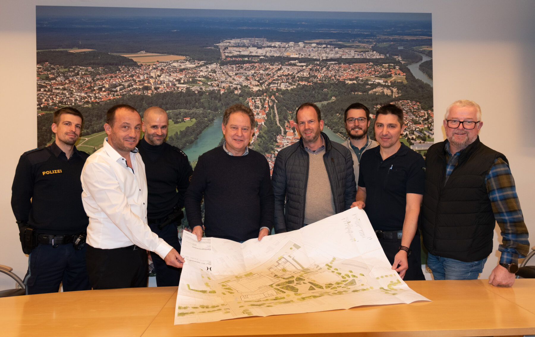 Auf dem Bild: Polizist Thomas Brodschelm (v.l.), Stadtbaumeister Manfred Winkler, Polizist Ben Bertsche, Erster Bürgermeister Florian Schneider, 1. Kommandant der Feuerwehr Burghausen Florian Hobmeier, Lei-ter Tiefbauamt Stefan Simon, Kreisbrandrat Vincenzo Bucci und Martin Hinterwinkler als Leiter des Ord-nungsamtes. Fotocredit: Stadt Burghausen / köx