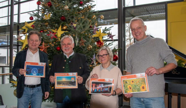 Freuen sich über den Seniorenkalender 2026 (v.l.): Erster Bürgermeister Florian Schneider, Seniorenreferent Heinz Donner, Brigitte Heins, Freie Wohlfahrtsverbände und Alfred Danninger, Geschäftsstellenleiter Bürgerinsel. Fotocredit: Stadt Burghausen / tg