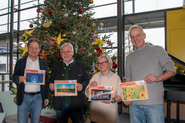 Freuen sich über den Seniorenkalender 2026 (v.l.): Erster Bürgermeister Florian Schneider, Seniorenreferent Heinz Donner, Brigitte Heins, Freie Wohlfahrtsverbände und Alfred Danninger, Geschäftsstellenleiter Bürgerinsel. Fotocredit: Stadt Burghausen / tg Freuen sich über den Seniorenkalender 2026 (v.l.): Erster Bürgermeister Florian Schneider, Seniorenreferent Heinz Donner, Brigitte Heins, Freie Wohlfahrtsverbände und Alfred Danninger, Geschäftsstellenleiter Bürgerinsel. Fotocredit: Stadt Burghausen / tg