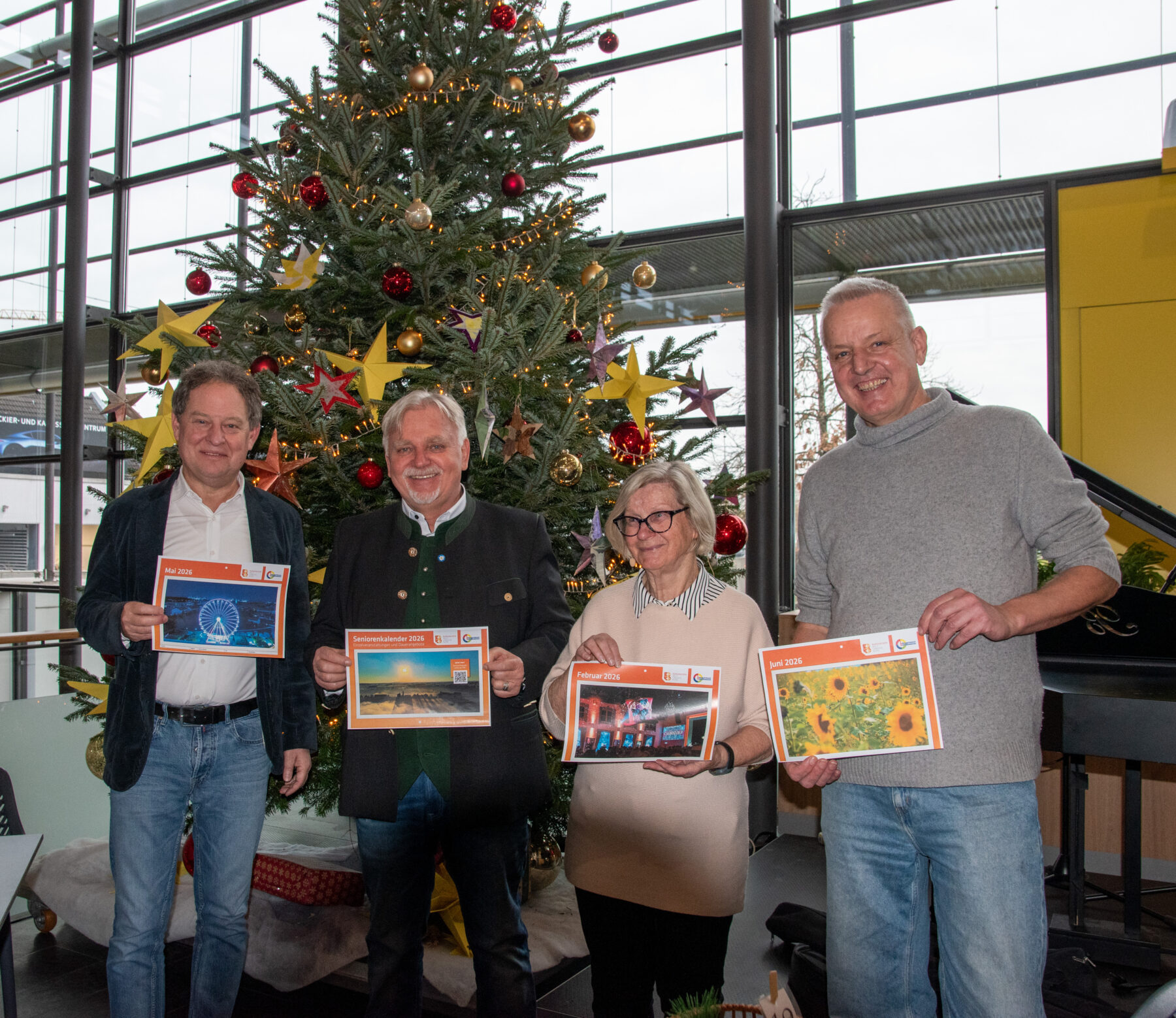 Freuen sich über den Seniorenkalender 2026 (v.l.): Erster Bürgermeister Florian Schneider, Seniorenreferent Heinz Donner, Brigitte Heins, Freie Wohlfahrtsverbände und Alfred Danninger, Geschäftsstellenleiter Bürgerinsel. Fotocredit: Stadt Burghausen / tg