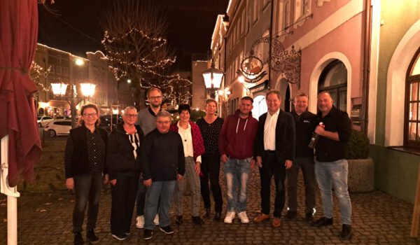 (v.l.) Ute Werner, Elisabeth Bente, Andreas Wimmer, Thomas Holzmüller, Marion Gleinser, Kathleen Wiesner, Markus Patzak, Erster Bürgermeister Florian Schneider, Manfred Prostmaier, Peter Schweikl Fotocredit: Stadt Burghausen
