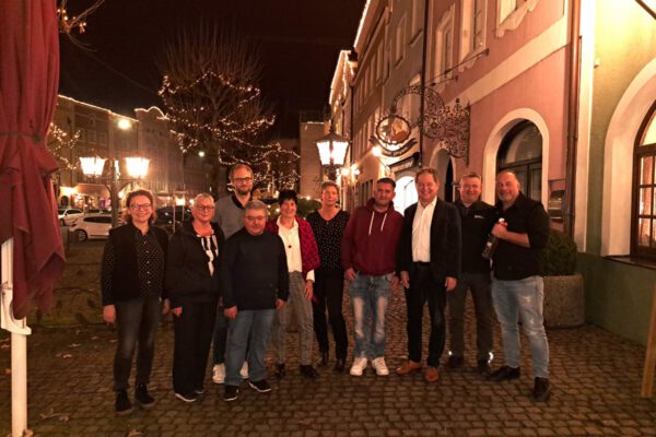 (v.l.) Ute Werner, Elisabeth Bente, Andreas Wimmer, Thomas Holzmüller, Marion Gleinser, Kathleen Wiesner, Markus Patzak, Erster Bürgermeister Florian Schneider, Manfred Prostmaier, Peter Schweikl Fotocredit: Stadt Burghausen