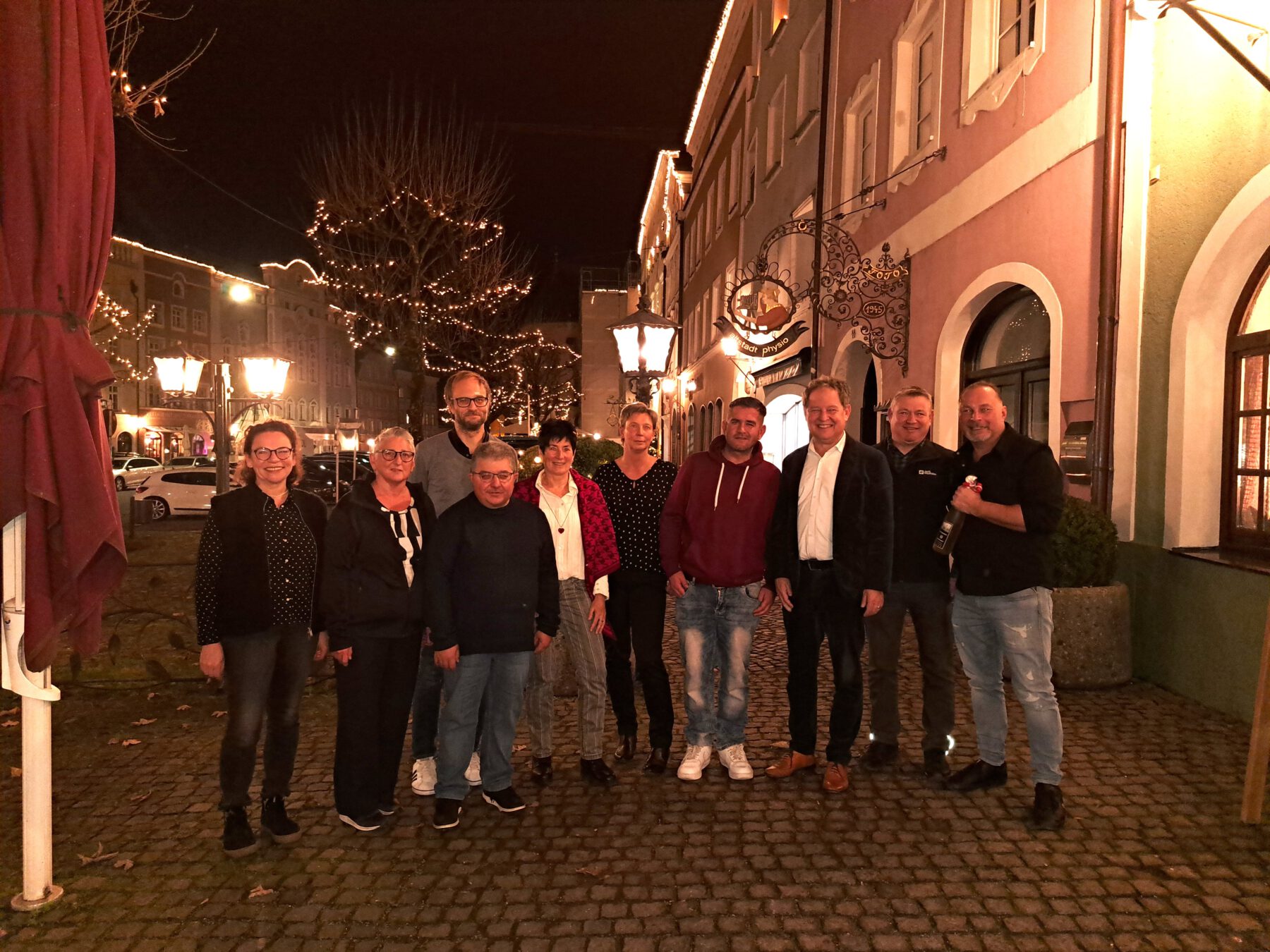 (v.l.) Ute Werner, Elisabeth Bente, Andreas Wimmer, Thomas Holzmüller, Marion Gleinser, Kathleen Wiesner, Markus Patzak, Erster Bürgermeister Florian Schneider, Manfred Prostmaier, Peter Schweikl Fotocredit: Stadt Burghausen
