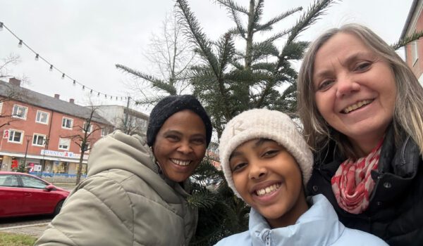 Petra Forstpointner übergibt Weihnachtsbaum