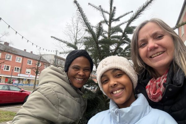 Petra Forstpointner übergibt Weihnachtsbaum Petra Forstpointner übergibt Weihnachtsbaum