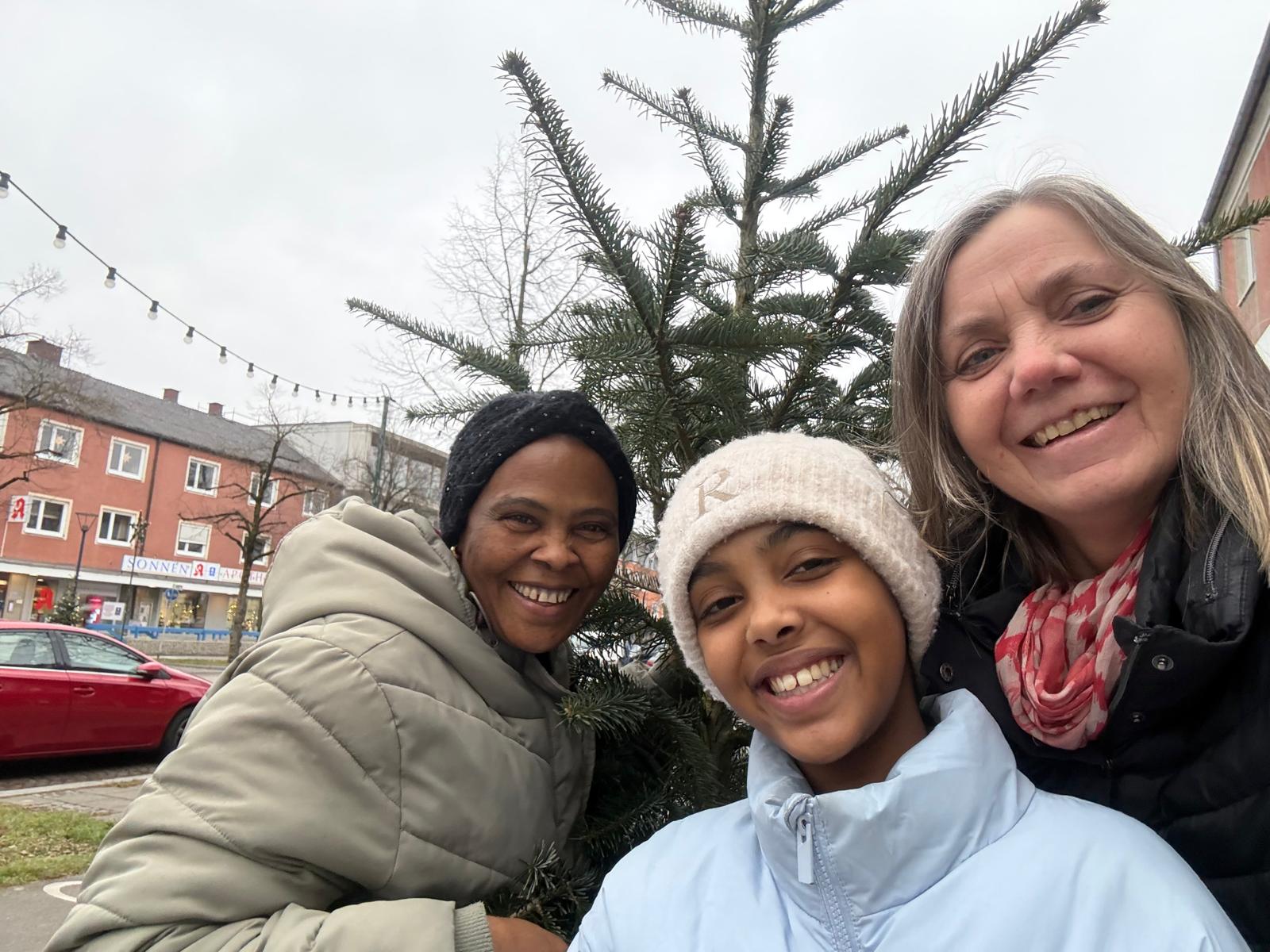 Petra Forstpointner übergibt Weihnachtsbaum