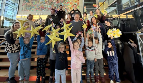 Kindergartenkinder schmücken das Bürgerhaus mit selbstgebastelten Sternen