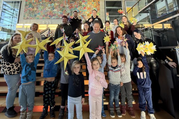 Kindergartenkinder schmücken das Bürgerhaus mit selbstgebastelten Sternen Kindergartenkinder schmücken das Bürgerhaus mit selbstgebastelten Sternen