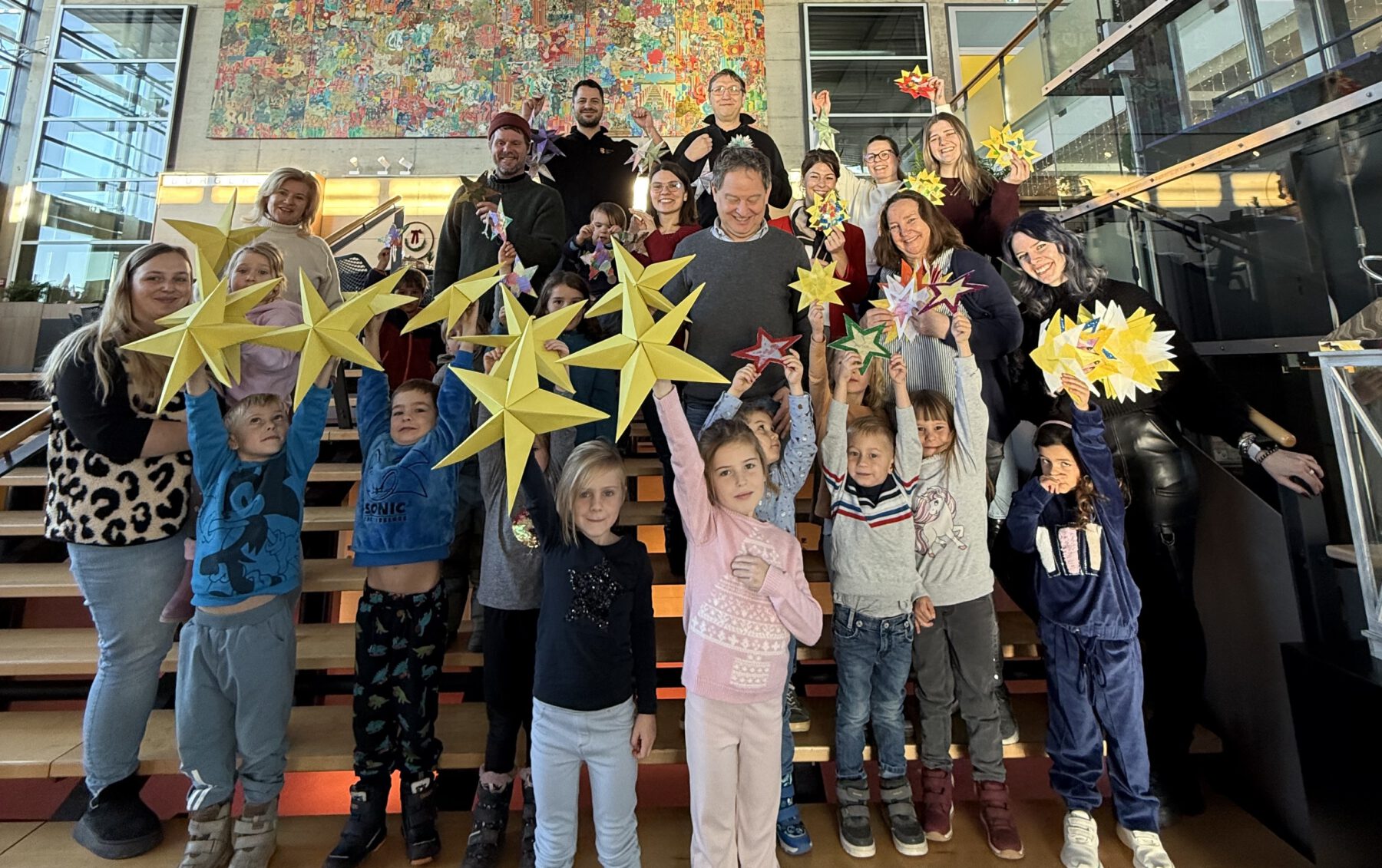 Kindergartenkinder schmücken das Bürgerhaus mit selbstgebastelten Sternen