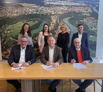 v. l. n. r., vorne: BRK-Kreisgeschäftsführer Christian Fendt, 1. Bürgermeister der Stadt Burghausen Florian Schneider, BRK-Kreisvorsitzender Herbert Hofauer, v. l. n. r., hinten: Christine Auberger (Leiterin Haus der Familie), Daniela Spiegelhauer (stv. Leiterin Stadtkämmerei), Alexandra Lohr (Leitung Wöhler-Kinderhaus), Maximilian Gschwendtner (Leitung BRK-Kinder-und-Jugendhilfe)