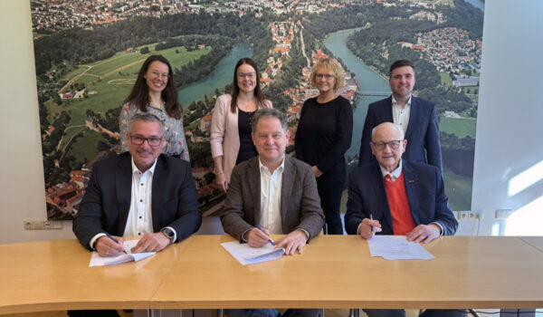 v. l. n. r., vorne: BRK-Kreisgeschäftsführer Christian Fendt, 1. Bürgermeister der Stadt Burghausen Florian Schneider, BRK-Kreisvorsitzender Herbert Hofauer, v. l. n. r., hinten: Christine Auberger (Leiterin Haus der Familie), Daniela Spiegelhauer (stv. Leiterin Stadtkämmerei), Alexandra Lohr (Leitung Wöhler-Kinderhaus), Maximilian Gschwendtner (Leitung BRK-Kinder-und-Jugendhilfe)