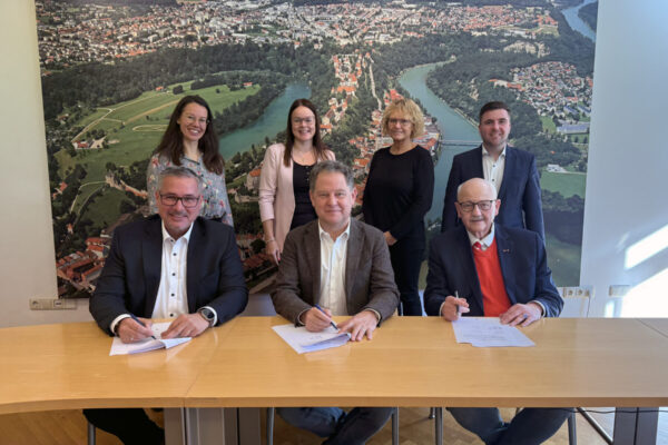 v. l. n. r., vorne: BRK-Kreisgeschäftsführer Christian Fendt, 1. Bürgermeister der Stadt Burghausen Florian Schneider, BRK-Kreisvorsitzender Herbert Hofauer, v. l. n. r., hinten: Christine Auberger (Leiterin Haus der Familie), Daniela Spiegelhauer (stv. Leiterin Stadtkämmerei), Alexandra Lohr (Leitung Wöhler-Kinderhaus), Maximilian Gschwendtner (Leitung BRK-Kinder-und-Jugendhilfe)