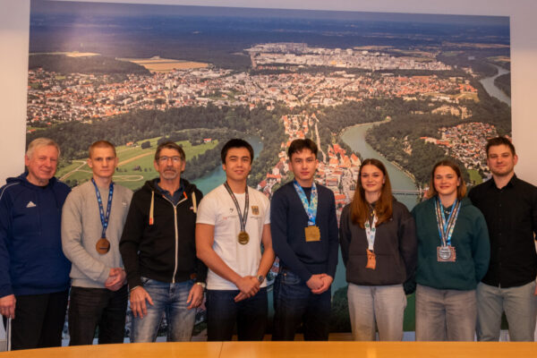 Foto: v.l. Nicolas Jost, Gerhard Walter, Eugen Ill, Robert Rogger, Vincent Jost, Jonathan Jost, Stella Hartel, Clara Hartel, Werner Giermaier, Erster Bürgermeister Florian Schneider. Fotocredit: Stadt Burghausen / Königseder