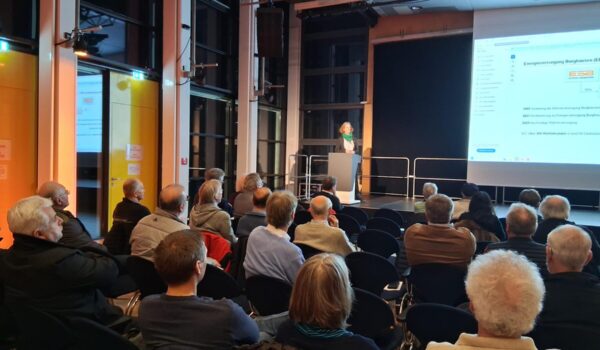 Gut besucht war die Abschlussveranstaltung zur Kommunalen Wärmeplanung im Bürgerhaus; nun hoffen die Beteiligten auf zahlreiche Anschlüsse durch genügend Hauseigentümer, um die Fernwärmeversorgung zügig umsetzen zu können.