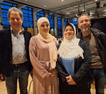 Erster Bürgermeister Florian Schneider, Fatima Haimoun, Engagierte der AG Integration, Integrationsbeirätin Dr. Eman Ayyad und Dritter Bürgermeister Stefan Angstl beim Fastenbrechen 2025. © Haus der Familie/Stadt Burghausen