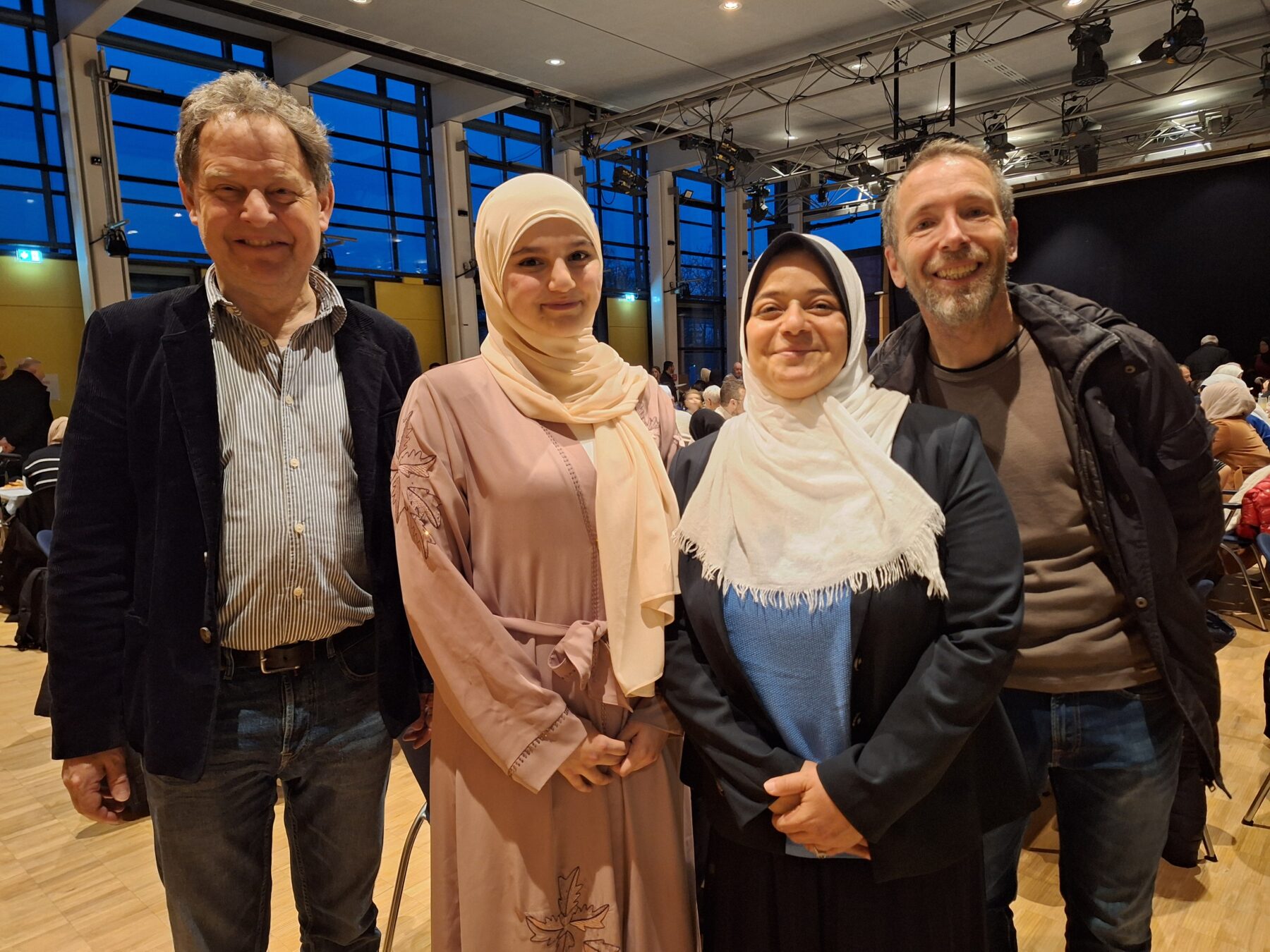 Erster Bürgermeister Florian Schneider, Fatima Haimoun, Engagierte der AG Integration, Integrationsbeirätin Dr. Eman Ayyad und Dritter Bürgermeister Stefan Angstl beim Fastenbrechen 2025. © Haus der Familie/Stadt Burghausen