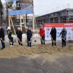 Wünschen sich einen reibungslosen Ablauf der Bauarbeiten (v.l.): Alexander Sampl, Korbinian Zöller, Jürgen Szczutkowski (alle Pfeiffer Bau), Architekt Josef Krautloher, Stefan Sajdak (Bäderleitung), Erster Bürgermeister Florian Schneider, Manfred Winkler (Stadtbaumeister), Martina Weilbuchner (Bauleitung) und Florian Moser (Bäderleitung). Fotocredit: Stadt Burghausen /tg