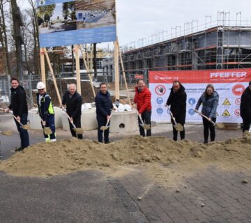 Wünschen sich einen reibungslosen Ablauf der Bauarbeiten (v.l.): Alexander Sampl, Korbinian Zöller, Jürgen Szczutkowski (alle Pfeiffer Bau), Architekt Josef Krautloher, Stefan Sajdak (Bäderleitung), Erster Bürgermeister Florian Schneider, Manfred Winkler (Stadtbaumeister), Martina Weilbuchner (Bauleitung) und Florian Moser (Bäderleitung). Fotocredit: Stadt Burghausen /tg
