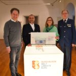 Ein Licht in dunklen Zeiten wollte der Blaulichtkorso Mitte Dezember stiften – dabei wurden 1.000 Euro für den Bürgersozialfonds gesammelt und nun an die Stadt übergeben. Im Bild v.l.: Erster Bürgermeister Florian Schneider, Marco Suitner (BRK), Sozialamtleiterin Elisabeth Rummert und Christian Söhn (THW). Krankheitsbedingt abwesend war Kreisbrandrat Vincenzo Bucci für die teilnehmenden Feuerwehren.