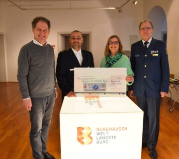 Ein Licht in dunklen Zeiten wollte der Blaulichtkorso Mitte Dezember stiften – dabei wurden 1.000 Euro für den Bürgersozialfonds gesammelt und nun an die Stadt übergeben. Im Bild v.l.: Erster Bürgermeister Florian Schneider, Marco Suitner (BRK), Sozialamtleiterin Elisabeth Rummert und Christian Söhn (THW). Krankheitsbedingt abwesend war Kreisbrandrat Vincenzo Bucci für die teilnehmenden Feuerwehren.