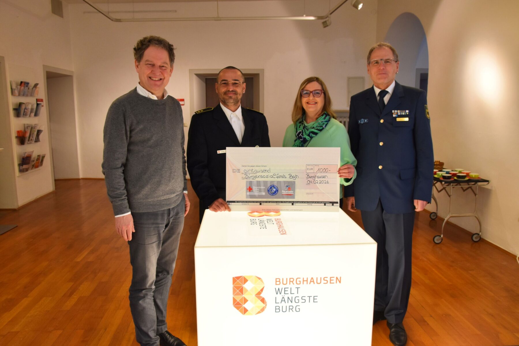 Ein Licht in dunklen Zeiten wollte der Blaulichtkorso Mitte Dezember stiften – dabei wurden 1.000 Euro für den Bürgersozialfonds gesammelt und nun an die Stadt übergeben. Im Bild v.l.: Erster Bürgermeister Florian Schneider, Marco Suitner (BRK), Sozialamtleiterin Elisabeth Rummert und Christian Söhn (THW). Krankheitsbedingt abwesend war Kreisbrandrat Vincenzo Bucci für die teilnehmenden Feuerwehren.