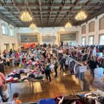 Nachhaltig und günstig einkaufen: Beim zweimal jährlich stattfindenden Kinderkleiderbasar im Stadtsaalgebäude gibt es eine große Auswahl an Kleidung, Spielwaren und weiteren Gebrauchsgegenständen für Kinder und Familien  Fotocredit: Stadt Burghausen/Kinderkleiderbasar