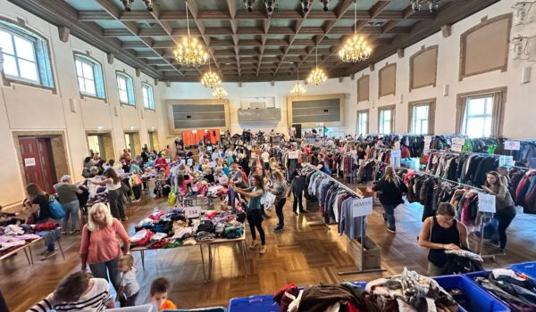 Nachhaltig und günstig einkaufen: Beim zweimal jährlich stattfindenden Kinderkleiderbasar im Stadtsaalgebäude gibt es eine große Auswahl an Kleidung, Spielwaren und weiteren Gebrauchsgegenständen für Kinder und Familien. Fotocredit: Stadt Burghausen/Kinderkleiderbasar