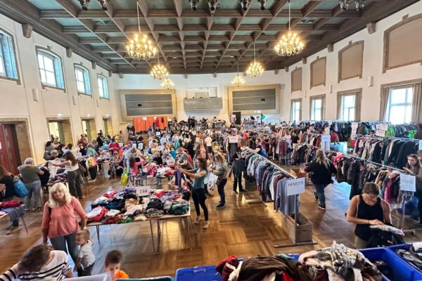 2026_02_23_Stadt Burghausen Kinderkleiderbasar Frühjahr Nachhaltig und günstig einkaufen: Beim zweimal jährlich stattfindenden Kinderkleiderbasar im Stadtsaalgebäude gibt es eine große Auswahl an Kleidung, Spielwaren und weiteren Gebrauchsgegenständen für Kinder und Familien. Fotocredit: Stadt Burghausen/Kinderkleiderbasar