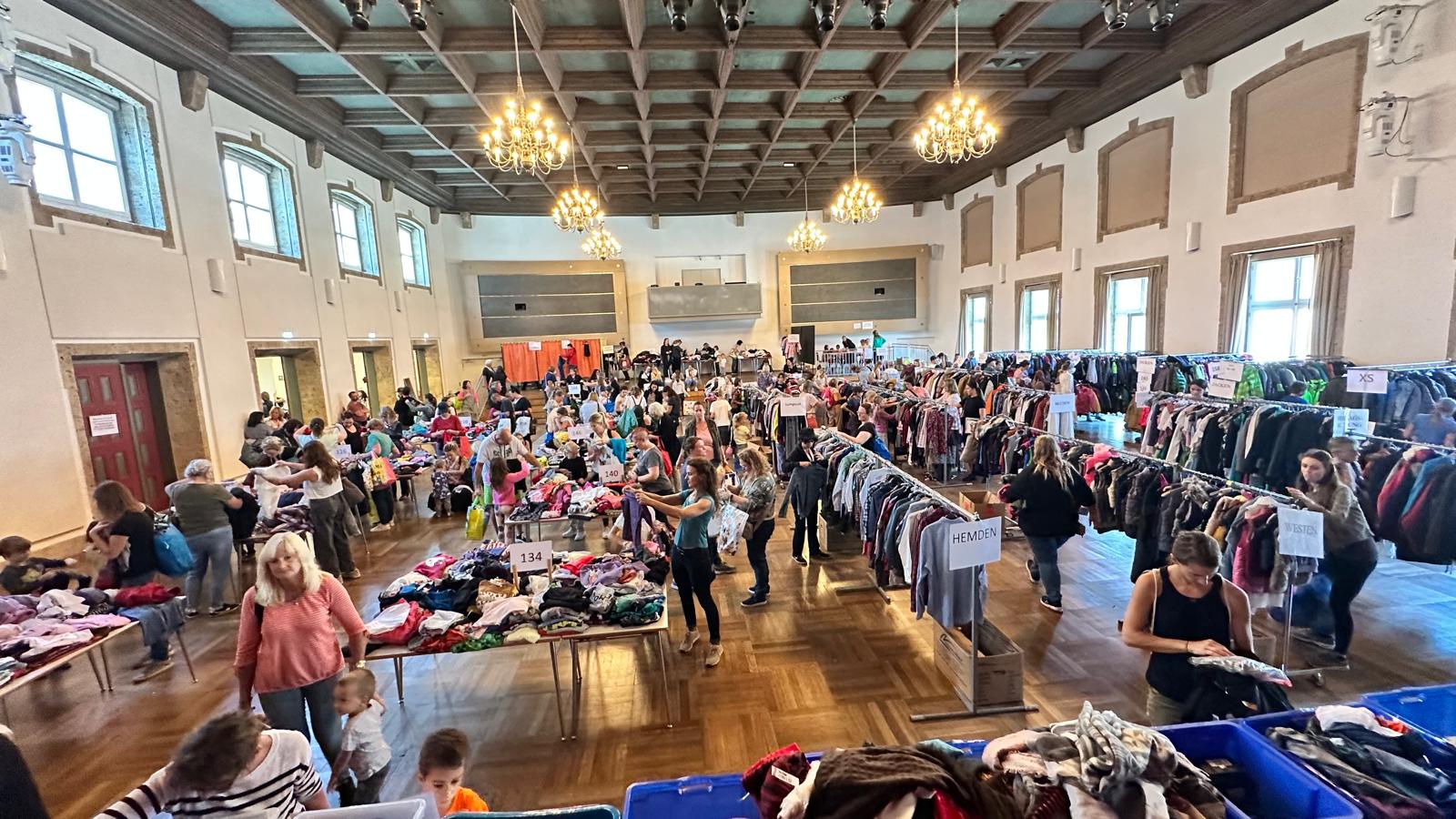 Nachhaltig und günstig einkaufen: Beim zweimal jährlich stattfindenden Kinderkleiderbasar im Stadtsaalgebäude gibt es eine große Auswahl an Kleidung, Spielwaren und weiteren Gebrauchsgegenständen für Kinder und Familien  Fotocredit: Stadt Burghausen/Kinderkleiderbasar