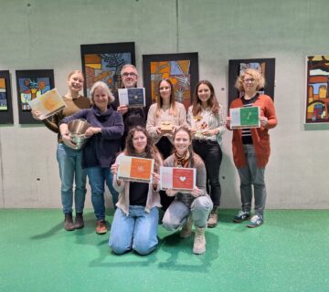 Das Ausstellungsteam mit Mitgliedern des Gesundheitsamts Altötting, der Fachambulanz für Suchthilfe und der Burghauser Jugendpflege möchte mit einer interaktiven Ausstellung das Thema Essstörungen in den Fokus rücken  Fotocredit: Stadt Burghausen/Auberger