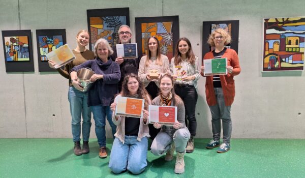 Das Ausstellungsteam mit Mitgliedern des Gesundheitsamts Altötting, der Fachambulanz für Suchthilfe und der Burghauser Jugendpflege möchte mit einer interaktiven Ausstellung das Thema Essstörungen in den Fokus rücken. Fotocredit: Stadt Burghausen/Auberger