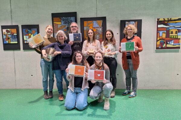 Das Ausstellungsteam mit Mitgliedern des Gesundheitsamts Altötting, der Fachambulanz für Suchthilfe und der Burghauser Jugendpflege möchte mit einer interaktiven Ausstellung das Thema Essstörungen in den Fokus rücken. Fotocredit: Stadt Burghausen/Auberger