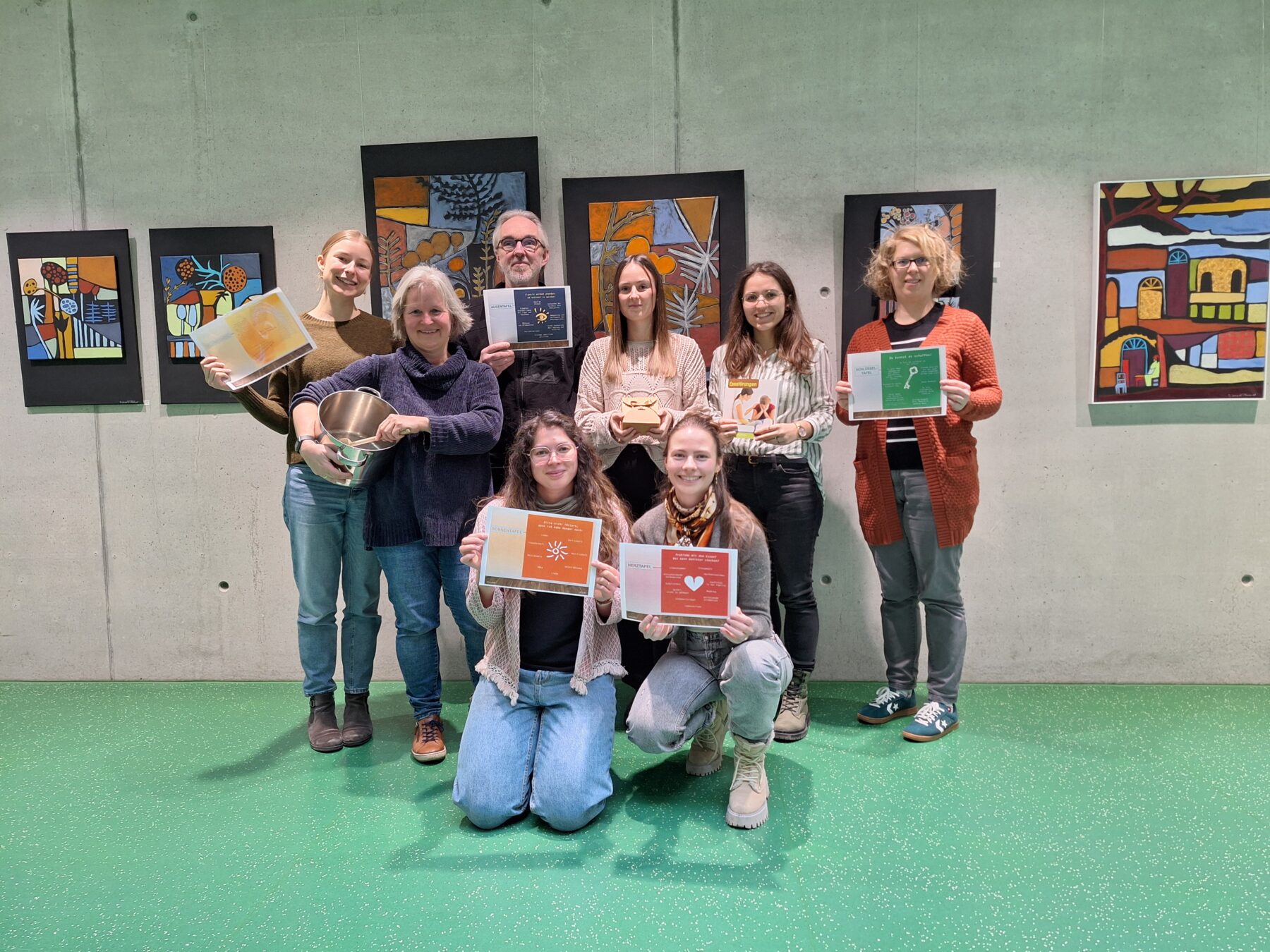 Das Ausstellungsteam mit Mitgliedern des Gesundheitsamts Altötting, der Fachambulanz für Suchthilfe und der Burghauser Jugendpflege möchte mit einer interaktiven Ausstellung das Thema Essstörungen in den Fokus rücken  Fotocredit: Stadt Burghausen/Auberger