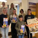 Bescherten der Jury heiße Diskussionen: oben, v l : Helena Sentgalen und Emma Grandl, Pauline Werner, Katharina Beer und Finn Rovira (alle Mitte) sowie unten der Sieger Johann Holz mit Bibliotheksleiterin Christin Moll