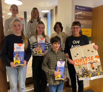 Bescherten der Jury heiße Diskussionen: oben, v l : Helena Sentgalen und Emma Grandl, Pauline Werner, Katharina Beer und Finn Rovira (alle Mitte) sowie unten der Sieger Johann Holz mit Bibliotheksleiterin Christin Moll