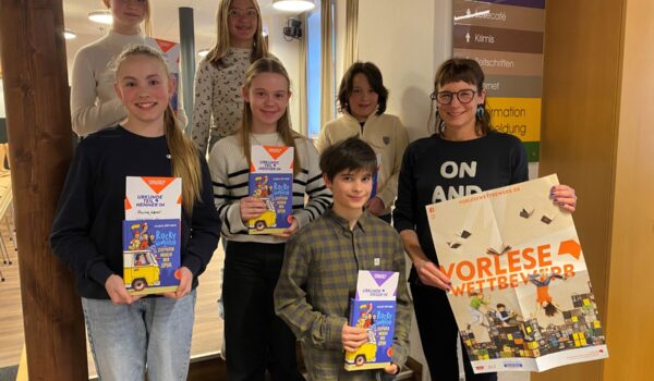 Bescherten der Jury heiße Diskussionen: oben, v.l.: Helena Sentgalen und Emma Grandl, Pauline Werner, Katharina Beer und Finn Rovira (alle Mitte) sowie unten der Sieger Johann Holz mit Bibliotheksleiterin Christin Moll