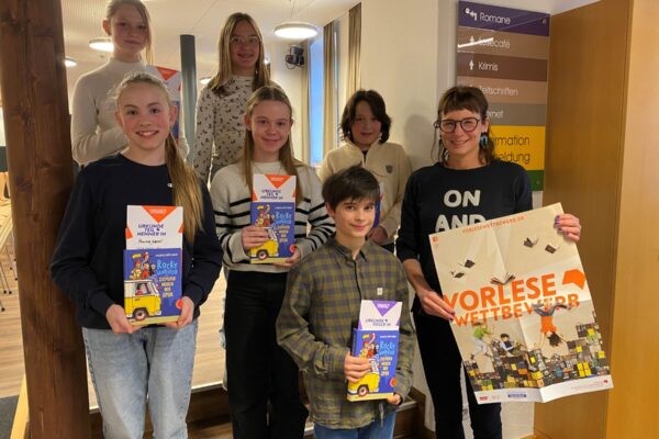 Bescherten der Jury heiße Diskussionen: oben, v.l.: Helena Sentgalen und Emma Grandl, Pauline Werner, Katharina Beer und Finn Rovira (alle Mitte) sowie unten der Sieger Johann Holz mit Bibliotheksleiterin Christin Moll