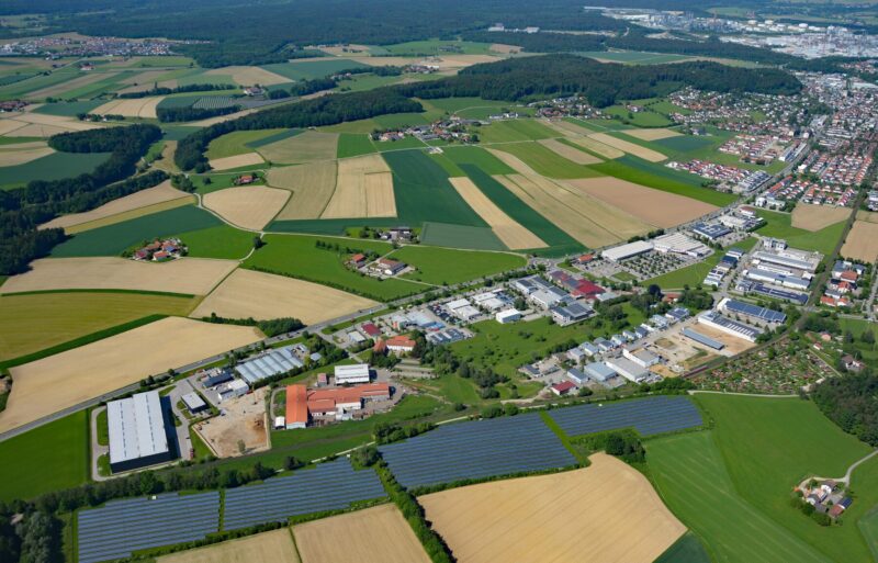 In der Nähe der großen Industriebetriebe Burghausens und Burgkirchens sowie zum Stadtzentrum befindet sich der Gewerbepark Lindach. Mehrere Dutzend Dienstleistungs-, Produktions-, Forschungs- sowie Handels- und Gewerbebetriebe haben sich hier schon angesiedelt. Aktuell stehen fünf Parzellen zum Verkauf. (Foto: WiföG/Kerscher)