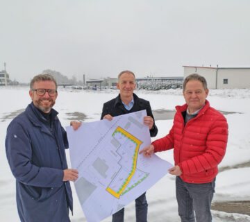 „Weiteres Wachstum im Gewerbepark Lindach ankurbeln“: (v  li ) Die beiden WiföG Geschäftsführer Markus Nußbaumer und Dr  Christian Hackl und Bürgermeister Florian Schneider besichtigen vor Ort im Gewerbepark Lindach die zum Verkauf stehenden Parzellen  (Foto: Koch)