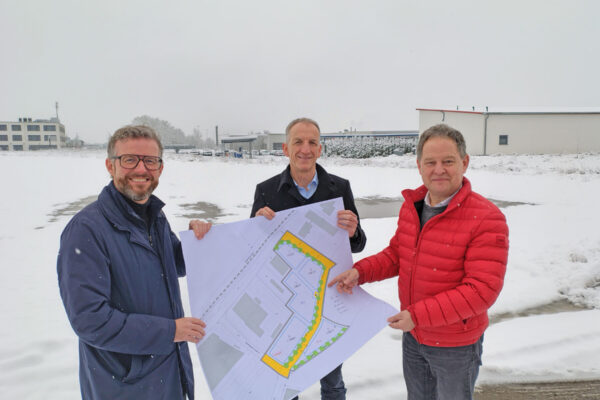Gewerbepark Lindach_WiföG GFer_BM Schneider „Weiteres Wachstum im Gewerbepark Lindach ankurbeln“: (v. li.) Die beiden WiföG-Geschäftsführer Markus Nußbaumer und Dr. Christian Hackl und Bürgermeister Florian Schneider besichtigen vor Ort im Gewerbepark Lindach die zum Verkauf stehenden Parzellen. (Foto: Koch)