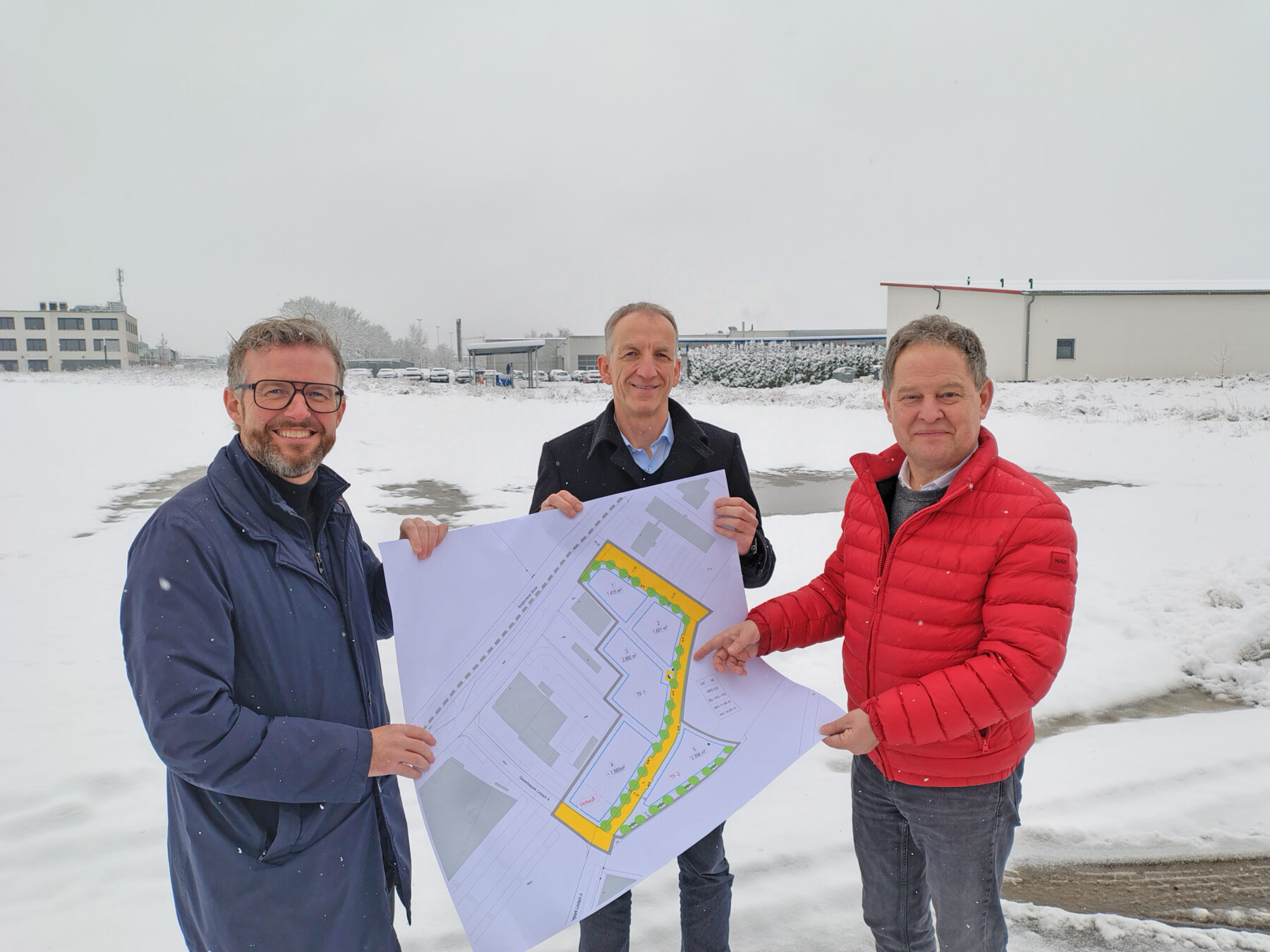 „Weiteres Wachstum im Gewerbepark Lindach ankurbeln“: (v  li ) Die beiden WiföG Geschäftsführer Markus Nußbaumer und Dr  Christian Hackl und Bürgermeister Florian Schneider besichtigen vor Ort im Gewerbepark Lindach die zum Verkauf stehenden Parzellen  (Foto: Koch)
