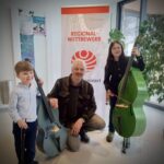 Musikschulleiter Claus Freudenstein mit Peter Szeles und Jakob Schuhmacher