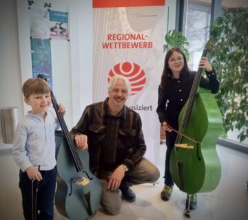 Musikschulleiter Claus Freudenstein mit Peter Szeles und Jakob Schuhmacher