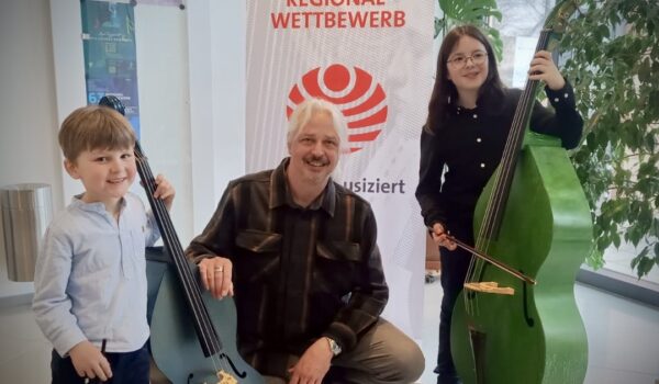 Musikschulleiter Claus Freudenstein mit Peter Szeles und Jakob Schuhmacher