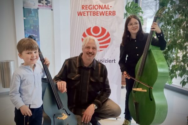 Musikschulleiter Claus Freudenstein mit Peter Szeles und Jakob Schuhmacher