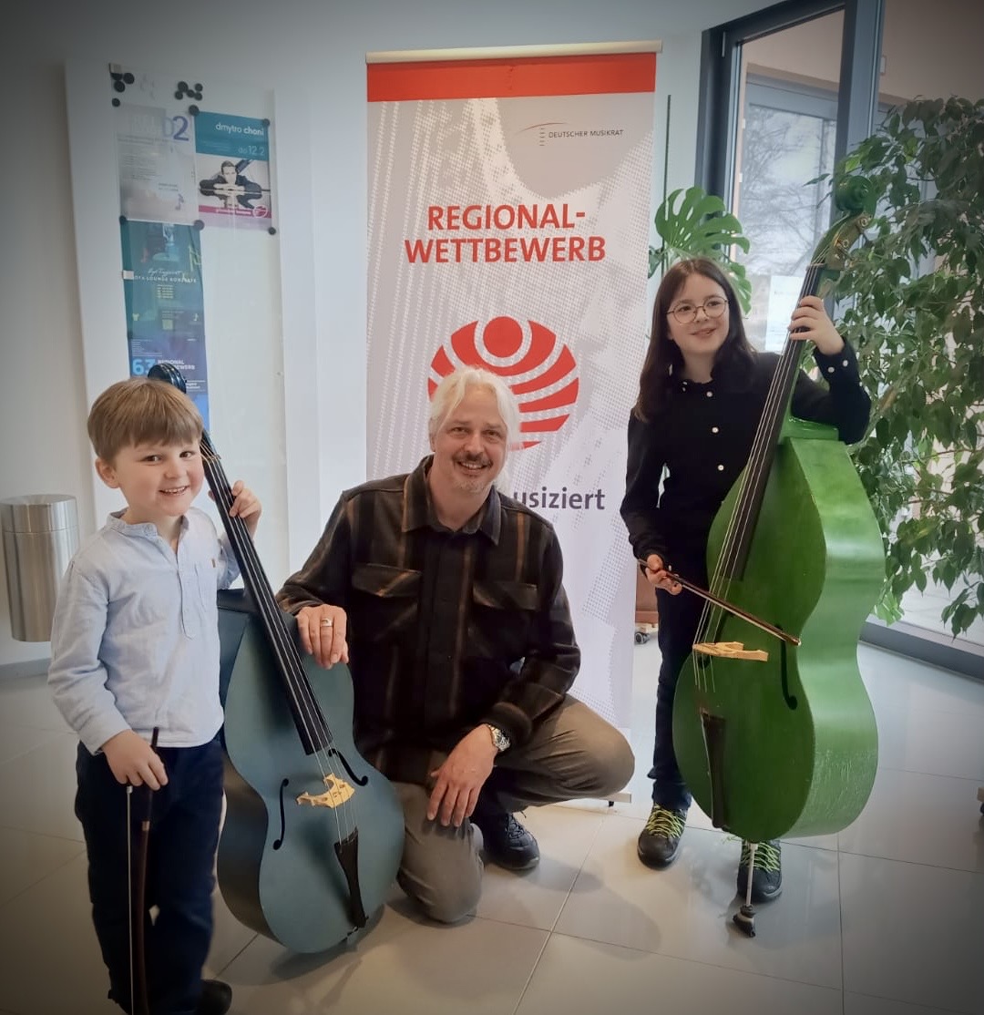 Musikschulleiter Claus Freudenstein mit Peter Szeles und Jakob Schuhmacher