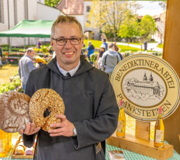 Am Klostermarkt in Raitenhaslach gibt es unter anderem ein großes kulinarisches Angebot 