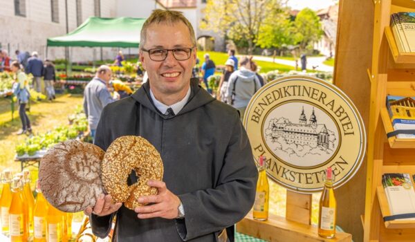 Am Klostermarkt in Raitenhaslach gibt es unter anderem ein großes kulinarisches Angebot.