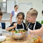 Der Lehrgang vermittelt die Grundlagen der praktischen Ernährungsbildung und des pädagogischen Kochens mit Kindern. Foto: © Sarah-Wiener-Stiftung I photothek