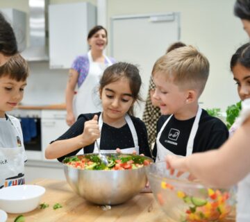 Der Lehrgang vermittelt die Grundlagen der praktischen Ernährungsbildung und des pädagogischen Kochens mit Kindern. Foto: © Sarah-Wiener-Stiftung I photothek